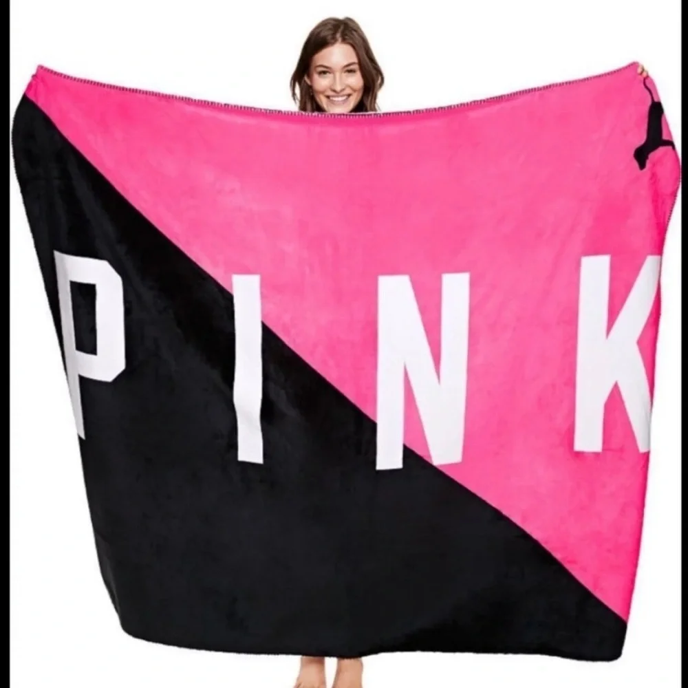 NIP PINK VICTORIA’S SECRET SHERPA BLANKET IN PINK ON FLEEK - Picture 2 of 6